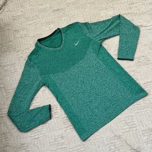 Nike Golf modern fit dri-fit long sleeve v-neck t-shirt Size Small